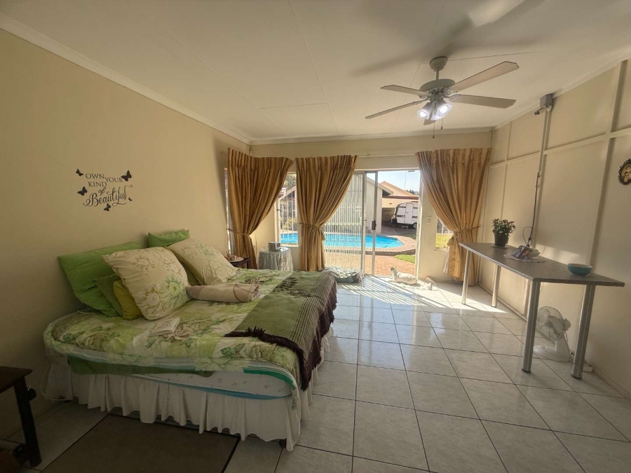 5 Bedroom Property for Sale in Glen Marais Gauteng