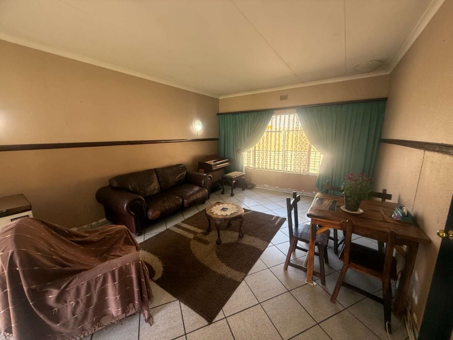 5 Bedroom Property for Sale in Glen Marais Gauteng