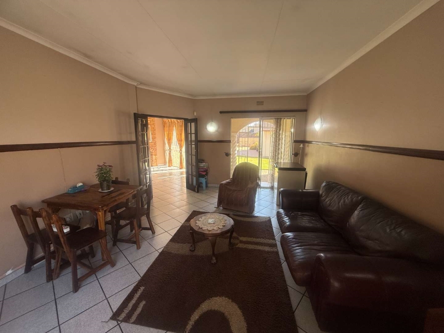 5 Bedroom Property for Sale in Glen Marais Gauteng