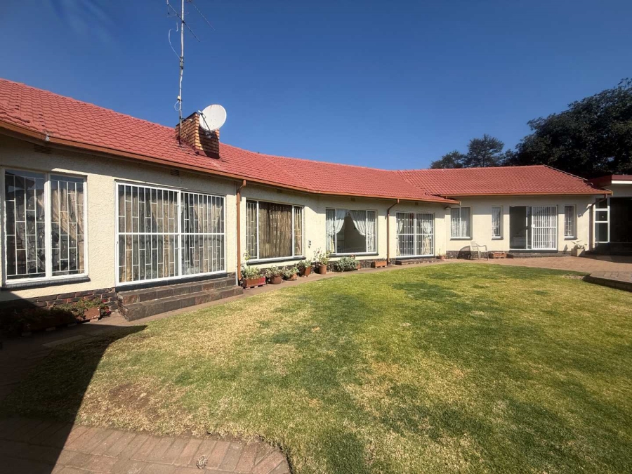 5 Bedroom Property for Sale in Glen Marais Gauteng