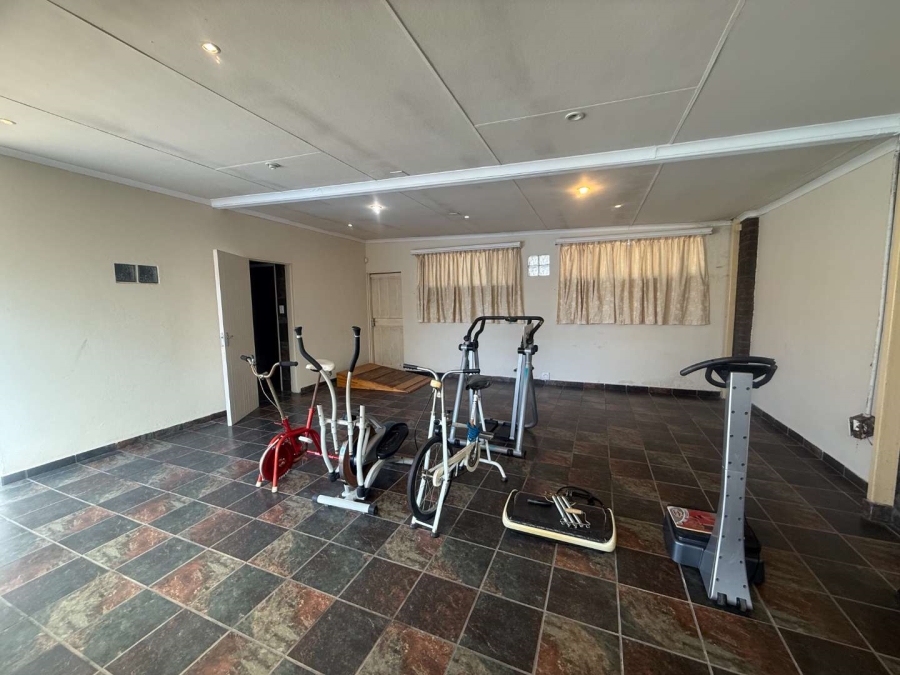5 Bedroom Property for Sale in Glen Marais Gauteng