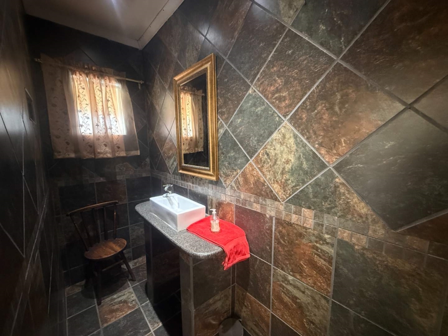 5 Bedroom Property for Sale in Glen Marais Gauteng