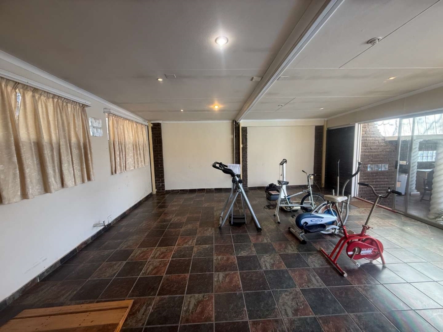 5 Bedroom Property for Sale in Glen Marais Gauteng