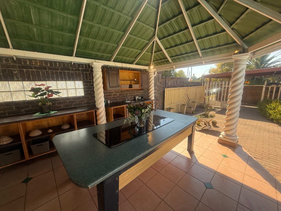 5 Bedroom Property for Sale in Glen Marais Gauteng