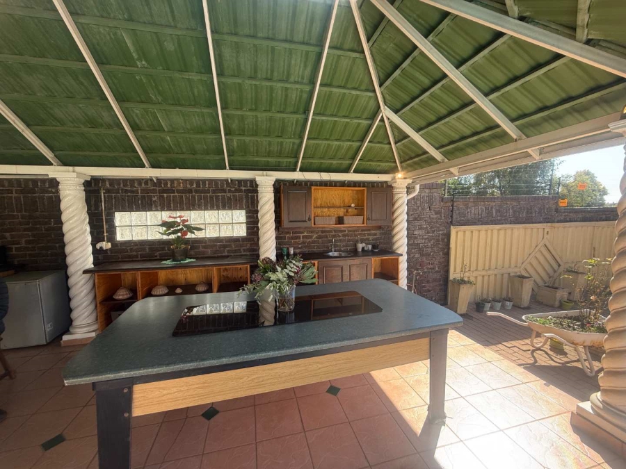 5 Bedroom Property for Sale in Glen Marais Gauteng