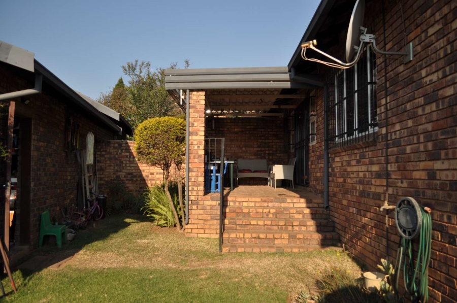 3 Bedroom Property for Sale in Faerie Glen Gauteng