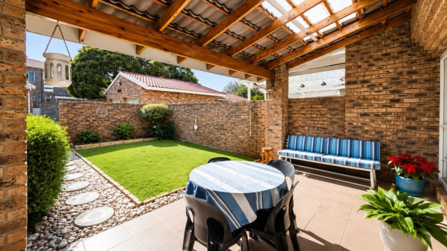 2 Bedroom Property for Sale in Brackenhurst Gauteng