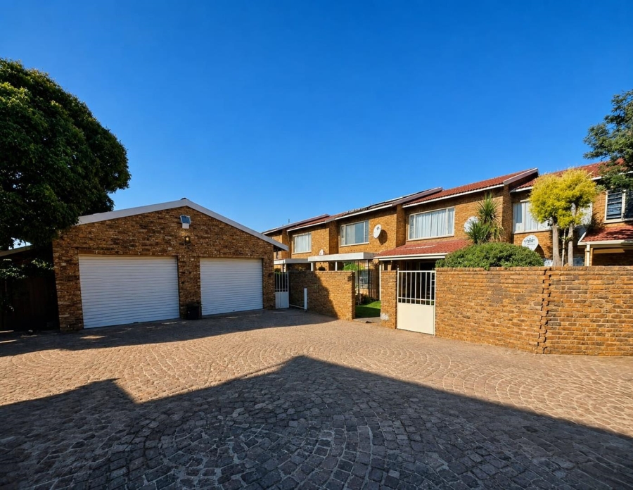 2 Bedroom Property for Sale in Brackenhurst Gauteng