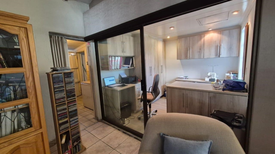 4 Bedroom Property for Sale in Van Riebeeck Park Gauteng