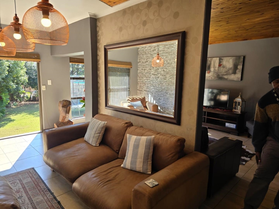 5 Bedroom Property for Sale in Glen Marais Gauteng