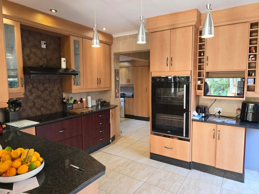 5 Bedroom Property for Sale in Glen Marais Gauteng