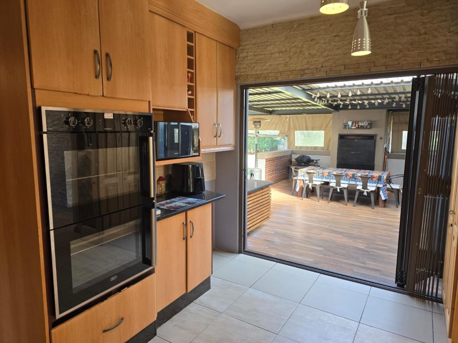 5 Bedroom Property for Sale in Glen Marais Gauteng