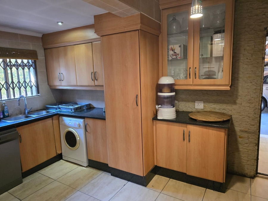 5 Bedroom Property for Sale in Glen Marais Gauteng
