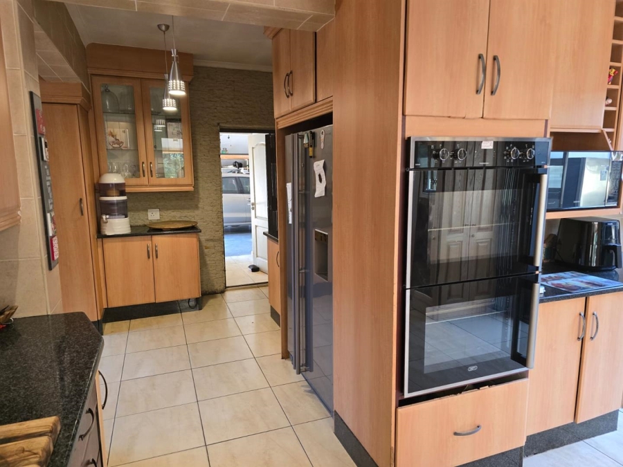 5 Bedroom Property for Sale in Glen Marais Gauteng