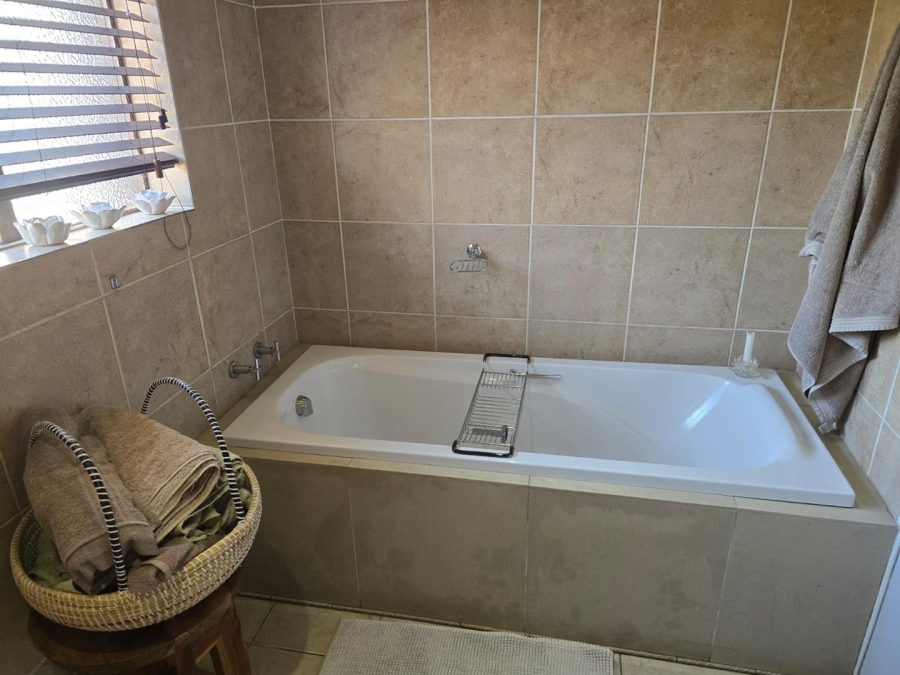 5 Bedroom Property for Sale in Glen Marais Gauteng