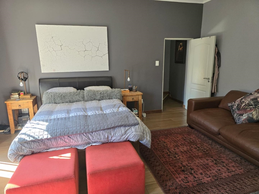 5 Bedroom Property for Sale in Glen Marais Gauteng