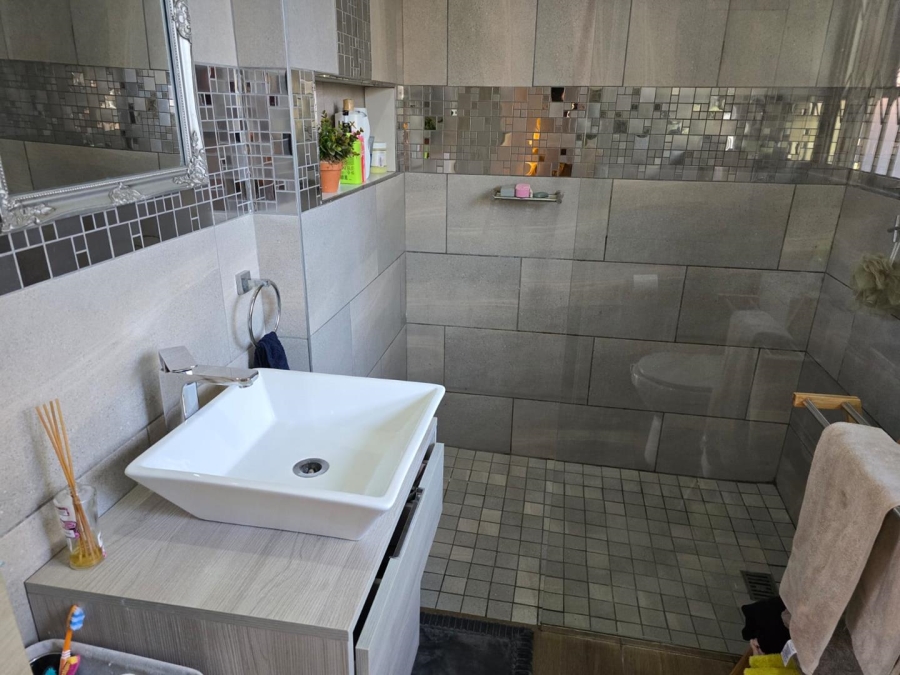 5 Bedroom Property for Sale in Glen Marais Gauteng