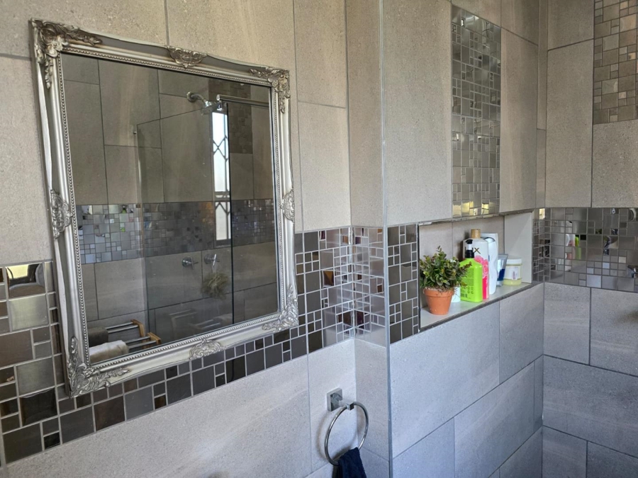 5 Bedroom Property for Sale in Glen Marais Gauteng