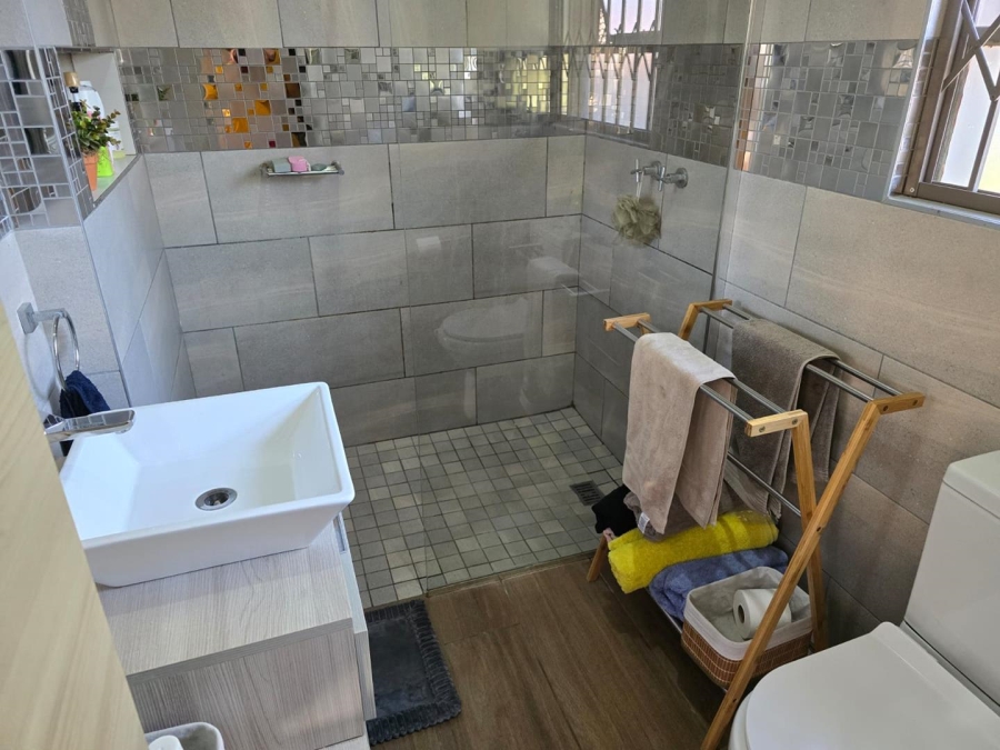 5 Bedroom Property for Sale in Glen Marais Gauteng