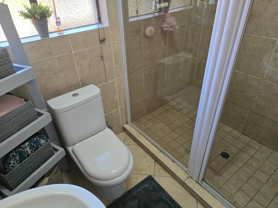 5 Bedroom Property for Sale in Glen Marais Gauteng