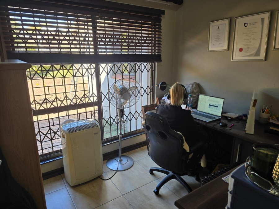 5 Bedroom Property for Sale in Glen Marais Gauteng