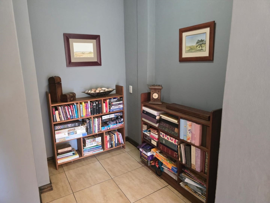 5 Bedroom Property for Sale in Glen Marais Gauteng