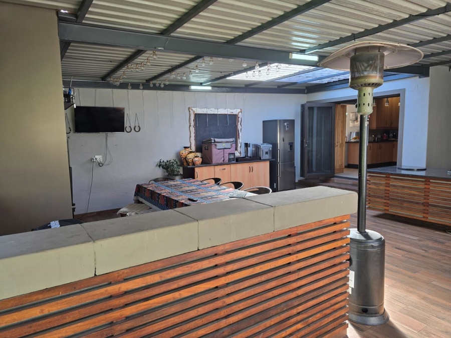 5 Bedroom Property for Sale in Glen Marais Gauteng