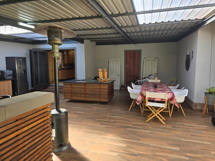 5 Bedroom Property for Sale in Glen Marais Gauteng