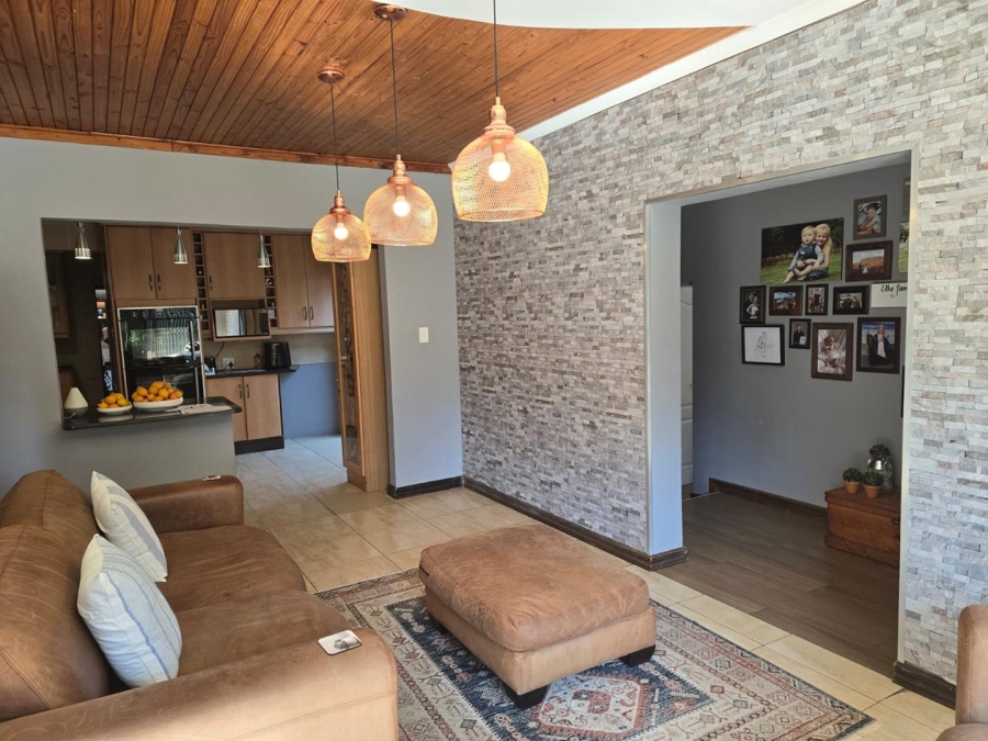 5 Bedroom Property for Sale in Glen Marais Gauteng
