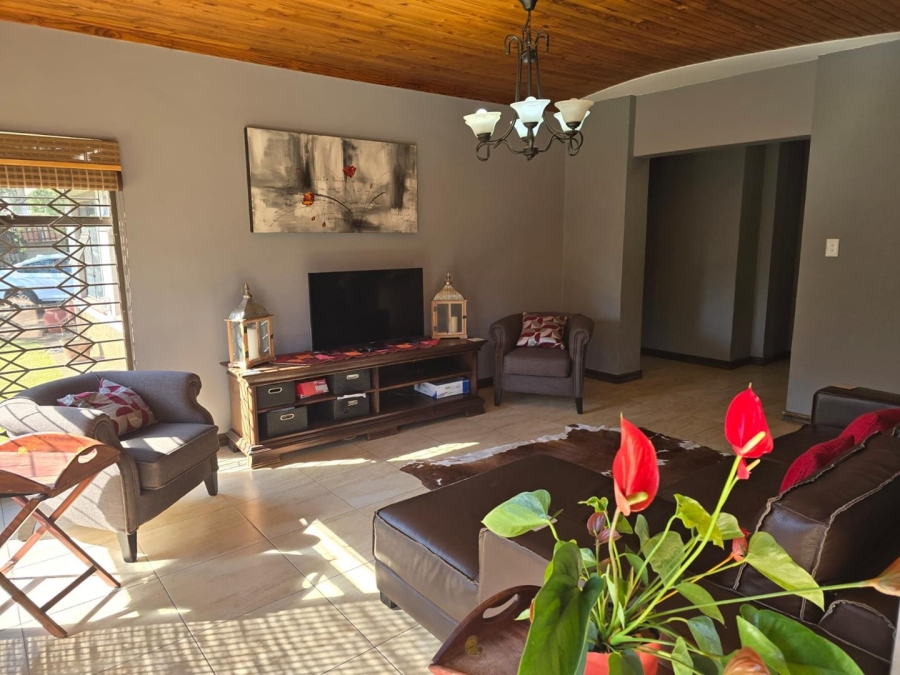 5 Bedroom Property for Sale in Glen Marais Gauteng