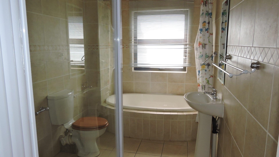 To Let 4 Bedroom Property for Rent in Silver Lakes Golf Estate Gauteng