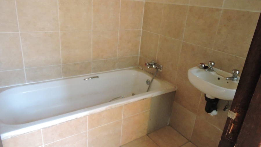 To Let 4 Bedroom Property for Rent in Silver Lakes Golf Estate Gauteng