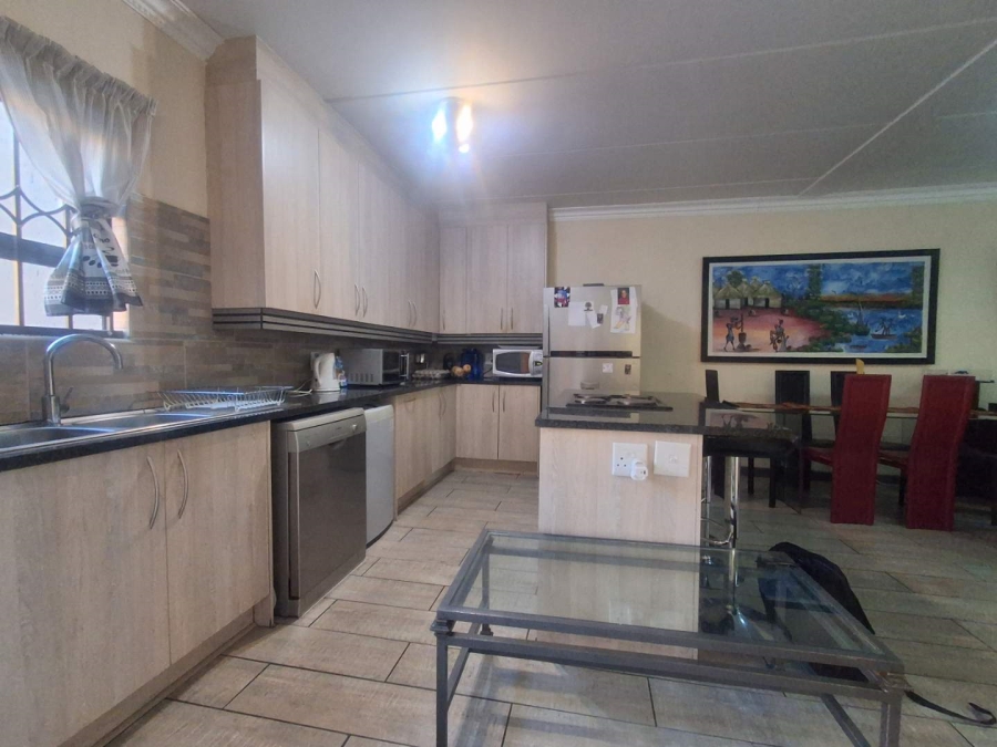 To Let 3 Bedroom Property for Rent in Helderkruin Gauteng