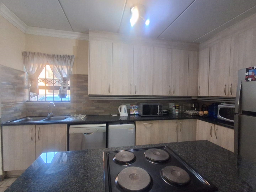 To Let 3 Bedroom Property for Rent in Helderkruin Gauteng
