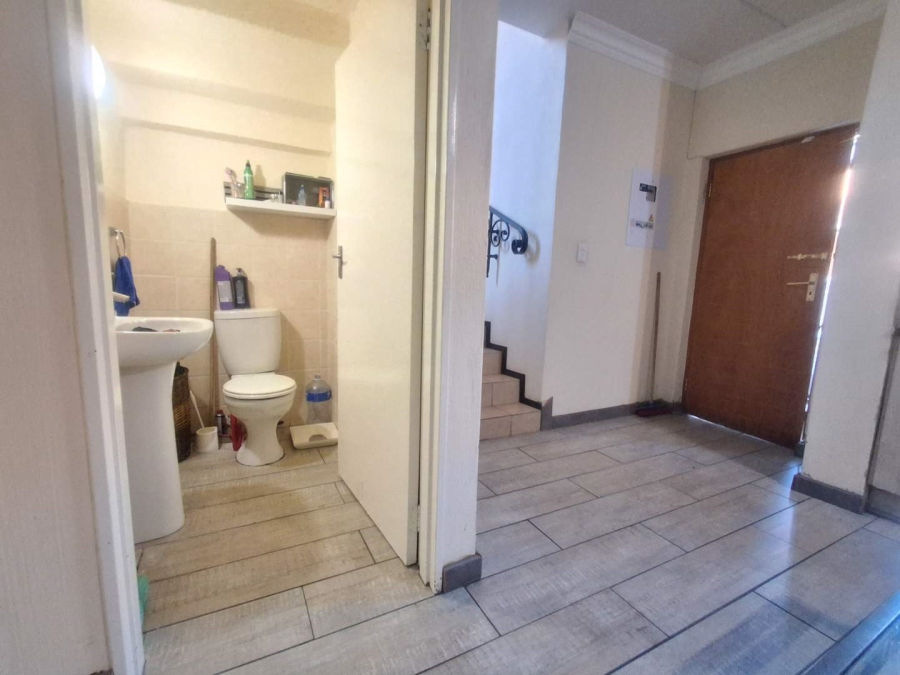 To Let 3 Bedroom Property for Rent in Helderkruin Gauteng