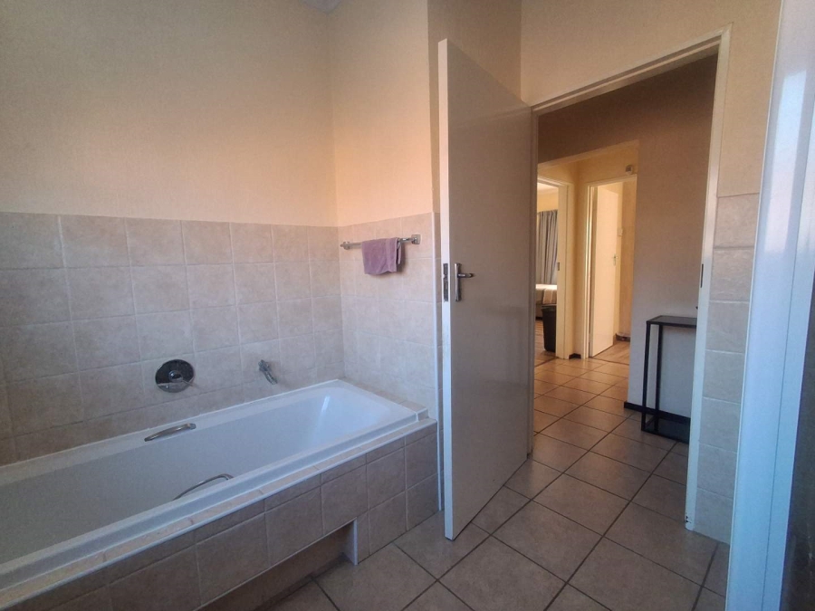 To Let 3 Bedroom Property for Rent in Helderkruin Gauteng