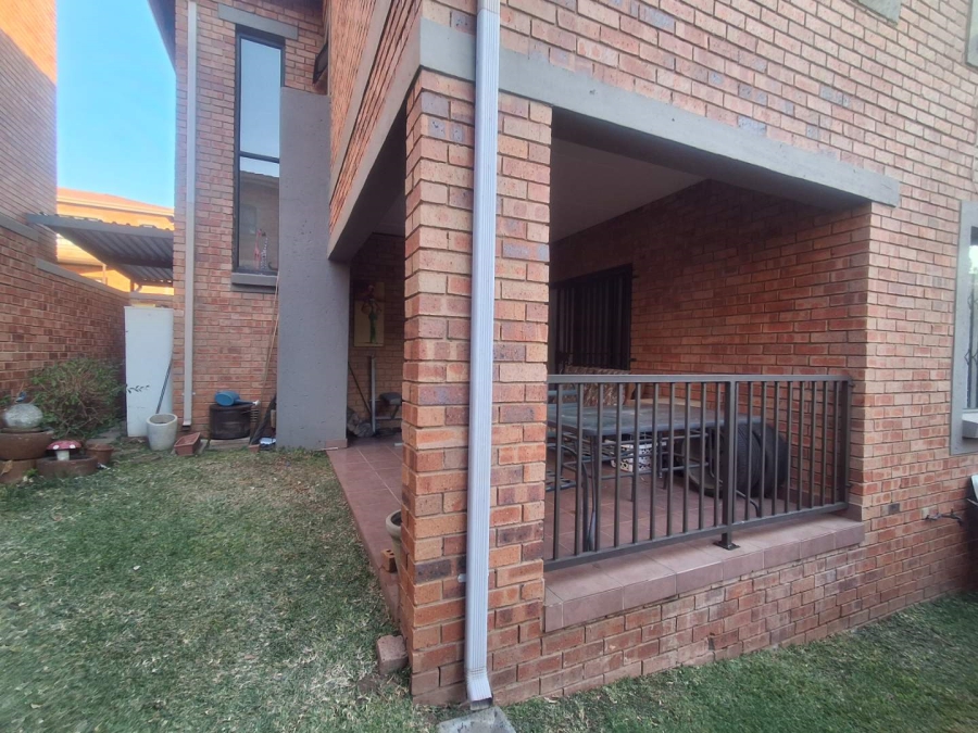 To Let 3 Bedroom Property for Rent in Helderkruin Gauteng