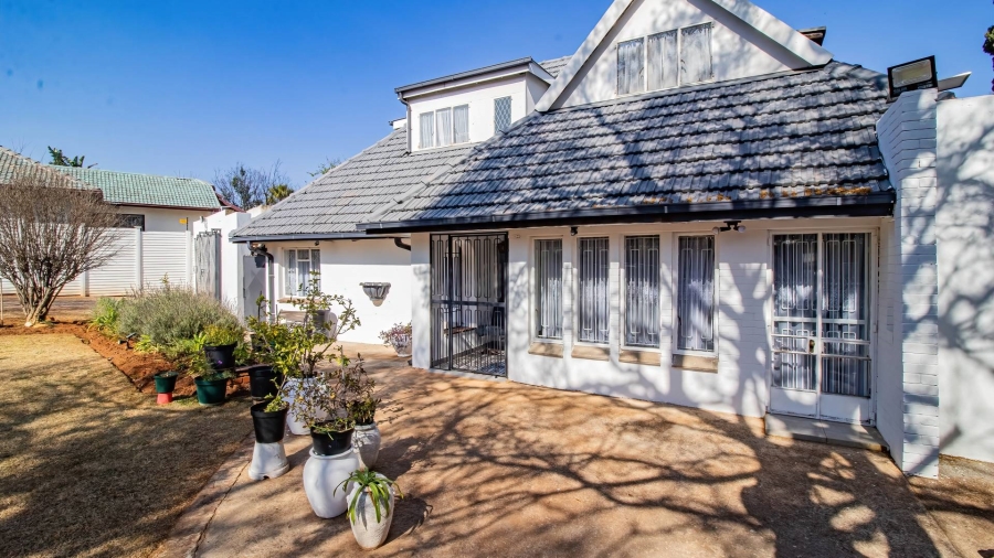 4 Bedroom Property for Sale in Mondeor Gauteng