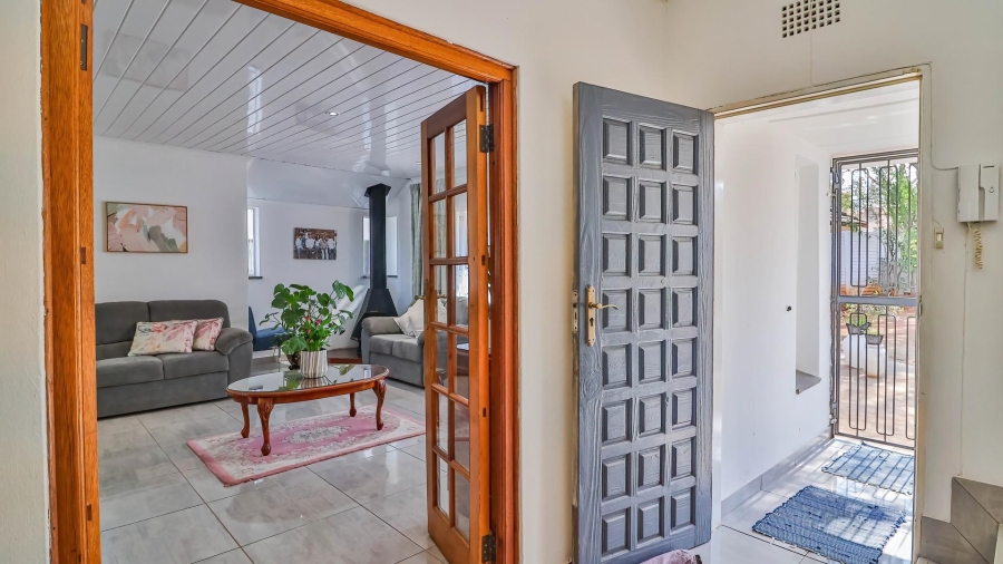 4 Bedroom Property for Sale in Mondeor Gauteng