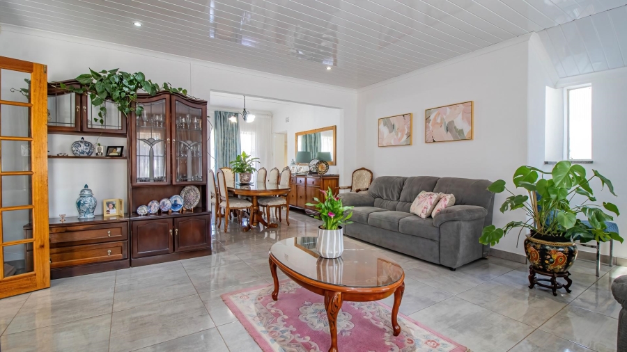 4 Bedroom Property for Sale in Mondeor Gauteng