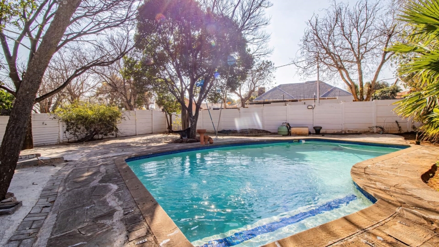 4 Bedroom Property for Sale in Mondeor Gauteng