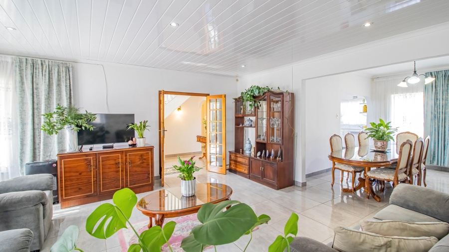 4 Bedroom Property for Sale in Mondeor Gauteng