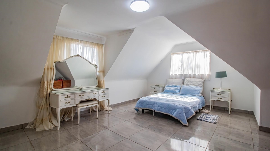 4 Bedroom Property for Sale in Mondeor Gauteng