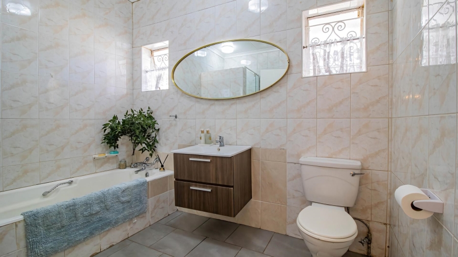 4 Bedroom Property for Sale in Mondeor Gauteng