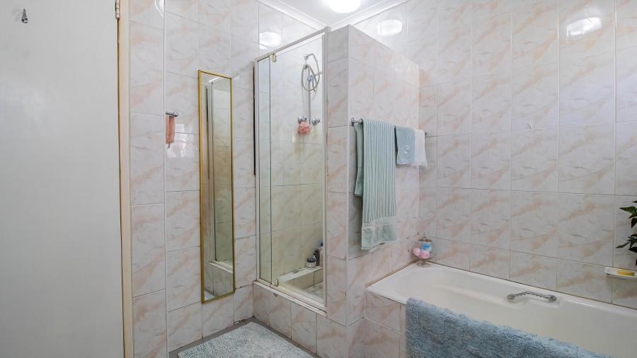 4 Bedroom Property for Sale in Mondeor Gauteng