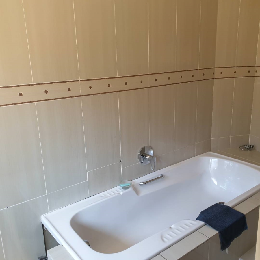 To Let 5 Bedroom Property for Rent in Silver Lakes Gauteng
