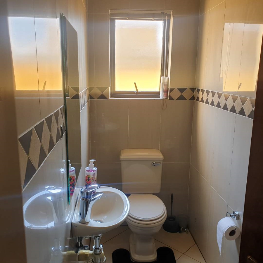 To Let 5 Bedroom Property for Rent in Silver Lakes Gauteng