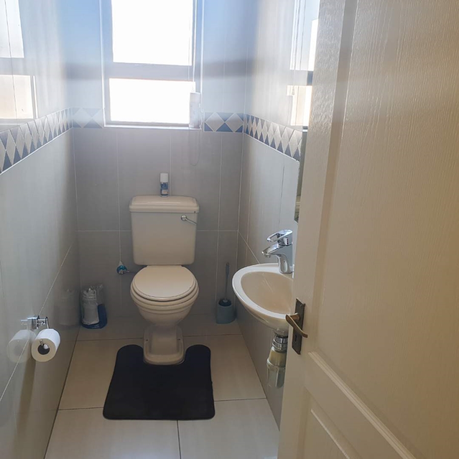 To Let 5 Bedroom Property for Rent in Silver Lakes Gauteng