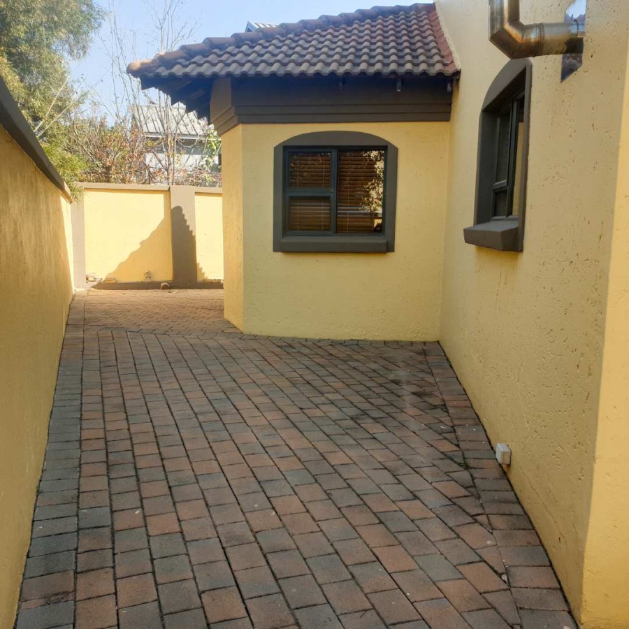 To Let 5 Bedroom Property for Rent in Silver Lakes Gauteng