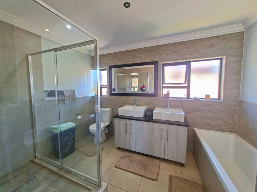 4 Bedroom Property for Sale in Pinehaven Gauteng